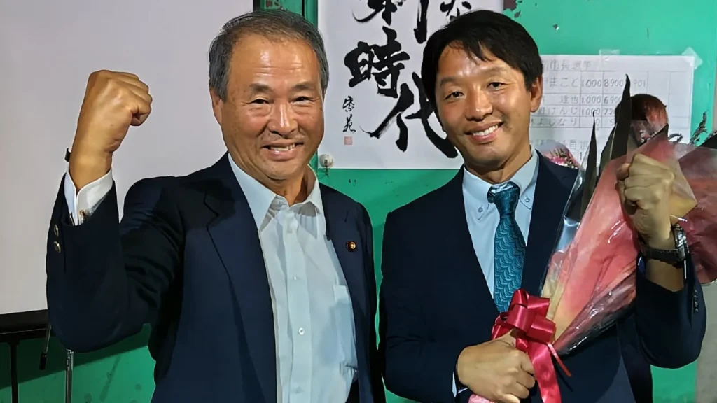 上甲誠市長の阪南市長選での当選時。市長と共にガッツポーズ。