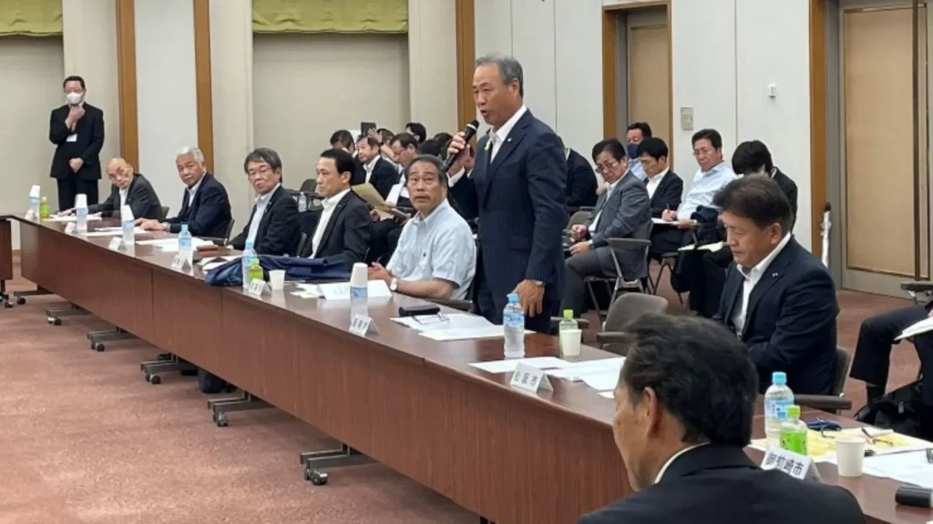 近畿市議会議長会 会長の時の写真。立ち上がって、意見を述べる。