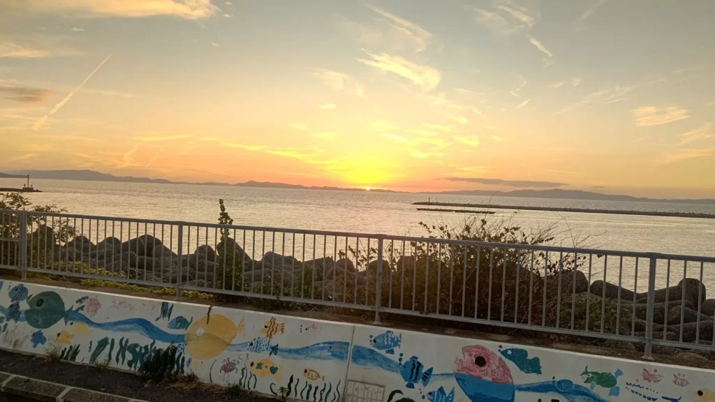 日本の夕日百選に選ばれた阪南市の夕日。
西鳥取小学生の壁画と共に。